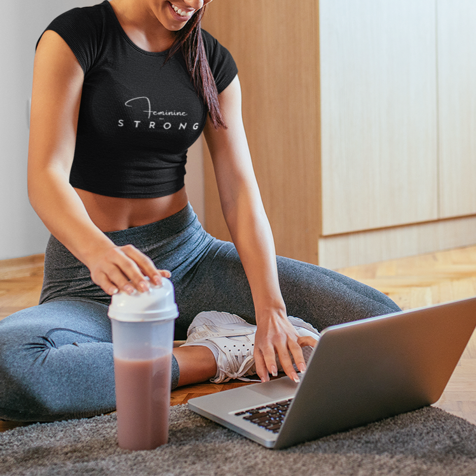FEMININE BUT STRONG CROPPED TEE